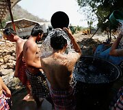 Tailandiečiai su priklausomybėmis kovoja atokiame budistų vienuolyne
