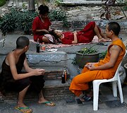Tailandiečiai su priklausomybėmis kovoja atokiame budistų vienuolyne