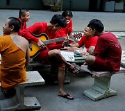 Tailandiečiai su priklausomybėmis kovoja atokiame budistų vienuolyne