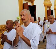 Tailandiečiai su priklausomybėmis kovoja atokiame budistų vienuolyne