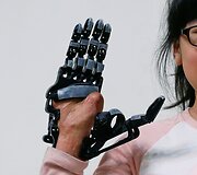 Gamykloje rankos netekęs taivanietis inžinierius susikonstravo protezą pats ir dabar padeda kitiems 