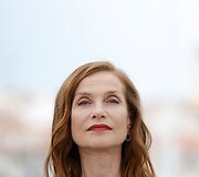 Aktorė Isabelle Huppert ant Kanų kino festivalio raudonojo kilimo