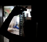 Filmus kino juostoje rodantis indonezietis veža juos į kaimus ir įvairias &scaron;ventes
