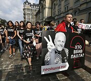 Kijeve draugai ir kolegos parei&scaron;kė pagarbą nužudytam žurnalistui &Scaron;eremetui