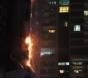 Gaisras viename auk&scaron;čiausių Dubajaus dangoraižių