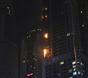 Gaisras viename auk&scaron;čiausių Dubajaus dangoraižių