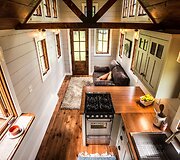 &bdquo;Timbercraft's Tiny Homes&ldquo; JAV gaminamas nedidelis ir jaukus kilnojamas medinis namas 