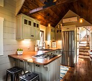 &bdquo;Timbercraft's Tiny Homes&ldquo; JAV gaminamas nedidelis ir jaukus kilnojamas medinis namas 
