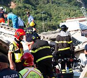 Gelbėjimo operacija po žemės drebėjimo italijoje