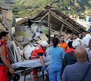 Gelbėjimo operacija po žemės drebėjimo italijoje