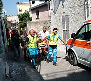 Gelbėjimo operacija po žemės drebėjimo italijoje