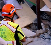 Gelbėjimo operacija po žemės drebėjimo italijoje