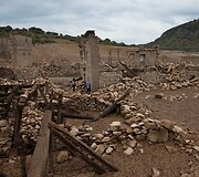La Riochos regione po sausros pasimatė anksčiau užlieto miestelio griuvėsiai