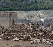 La Riochos regione po sausros pasimatė anksčiau užlieto miestelio griuvėsiai