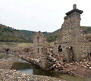 La Riochos regione po sausros pasimatė anksčiau užlieto miestelio griuvėsiai
