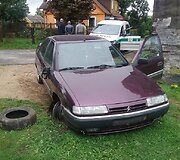 Į namo tvorą atsitrenkęs &bdquo;Citroen Xantia&ldquo;