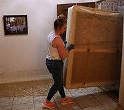 Hjustono gyventojai grįžta į potvynio nuniokotus savo namus