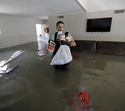 Hjustono gyventojai grįžta į potvynio nuniokotus savo namus