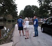 Hjustono gyventojai grįžta į potvynio nuniokotus savo namus