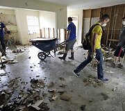 Hjustono gyventojai grįžta į potvynio nuniokotus savo namus
