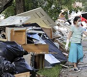 Hjustono gyventojai grįžta į potvynio nuniokotus savo namus