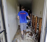 Hjustono gyventojai grįžta į potvynio nuniokotus savo namus