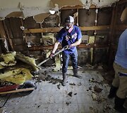 Hjustono gyventojai grįžta į potvynio nuniokotus savo namus