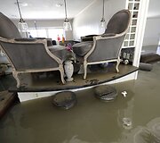 Hjustono gyventojai grįžta į potvynio nuniokotus savo namus