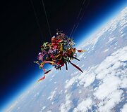 Menininkas  Azuma Makoto savo kurtas puok&scaron;tes fotografavo žemės stratosferoje