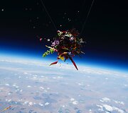 Menininkas  Azuma Makoto savo kurtas puok&scaron;tes fotografavo žemės stratosferoje
