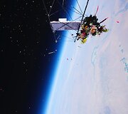 Menininkas  Azuma Makoto savo kurtas puok&scaron;tes fotografavo žemės stratosferoje