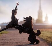 Rusų fotografo Andy Seliverstoffo nuotraukose įamžinta balerina ir jos &scaron;okių partneris &ndash; juodas pudelis