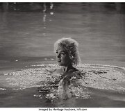 Marilyn Monroe maudynės baseine