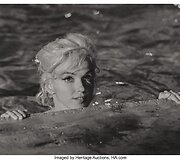 Marilyn Monroe maudynės baseine