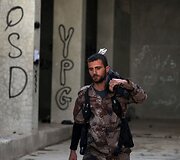 JAV remiamos pajėgos Sirijoje skelbia visi&scaron;kai užėmusios buvusią &bdquo;Islamo valstybės&ldquo; sostinę Raką