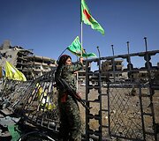 JAV remiamos pajėgos Sirijoje skelbia visi&scaron;kai užėmusios buvusią &bdquo;Islamo valstybės&ldquo; sostinę Raką