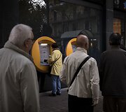 Už nepriklausomybę pasisakantys katalonai per neįprastą protesto akciją &scaron;luoja i&scaron; bankomatų grynuosius