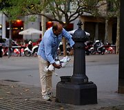 Barselonoje vyras padeda &scaron;uniukui atsigerti