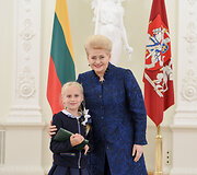 Prezidentė apdovanoja Konstitucijos egzamino nugalėtojus