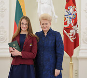 Prezidentė apdovanoja Konstitucijos egzamino nugalėtojus