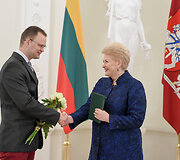 Prezidentė apdovanoja Konstitucijos egzamino nugalėtojus