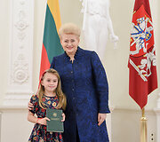 Prezidentė apdovanoja Konstitucijos egzamino nugalėtojus