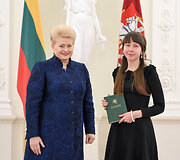 Prezidentė apdovanoja Konstitucijos egzamino nugalėtojus