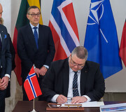 Sutarties dėl norvegi&scaron;kų sistemų NASAMS įsigijimo pasira&scaron;ymas