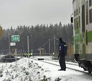 Suomijoje traukinys susidūrė su kariuomenės visureigiu