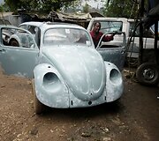 Senieji &bdquo;Volkswagen Beetle&ldquo; Etiopijoje vis prikeliami naujam gyvenimui