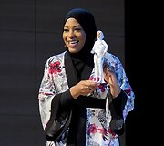 JAV fechtuotojai Ibtihaj Muhammad pagerbti i&scaron;leista pirmoji Barbė su hidžabu