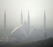 Mečetė Pakistane, paskendusi smoge
