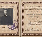 Lietuvos komunistų partijos (bol&scaron;evikų) (LKP(b)) centro komiteto Sekretoriato nario Antano Sniečkaus pildytos anketos LKP atstovybei prie Kominterno vykdomojo komiteto i&scaron;trauka. 1933 m. spalio 28 d.