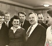 Lietuvos komunistų partijos centro komiteto pirmasis sekretorius Antanas Sniečkus su Vilniaus auk&scaron;tosios partinės mokyklos studentėmis. 1964 m.